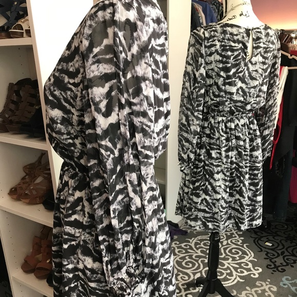 TRENDING! Alice + Olivia Silk Animal Print Dress - Picture 2 of 6